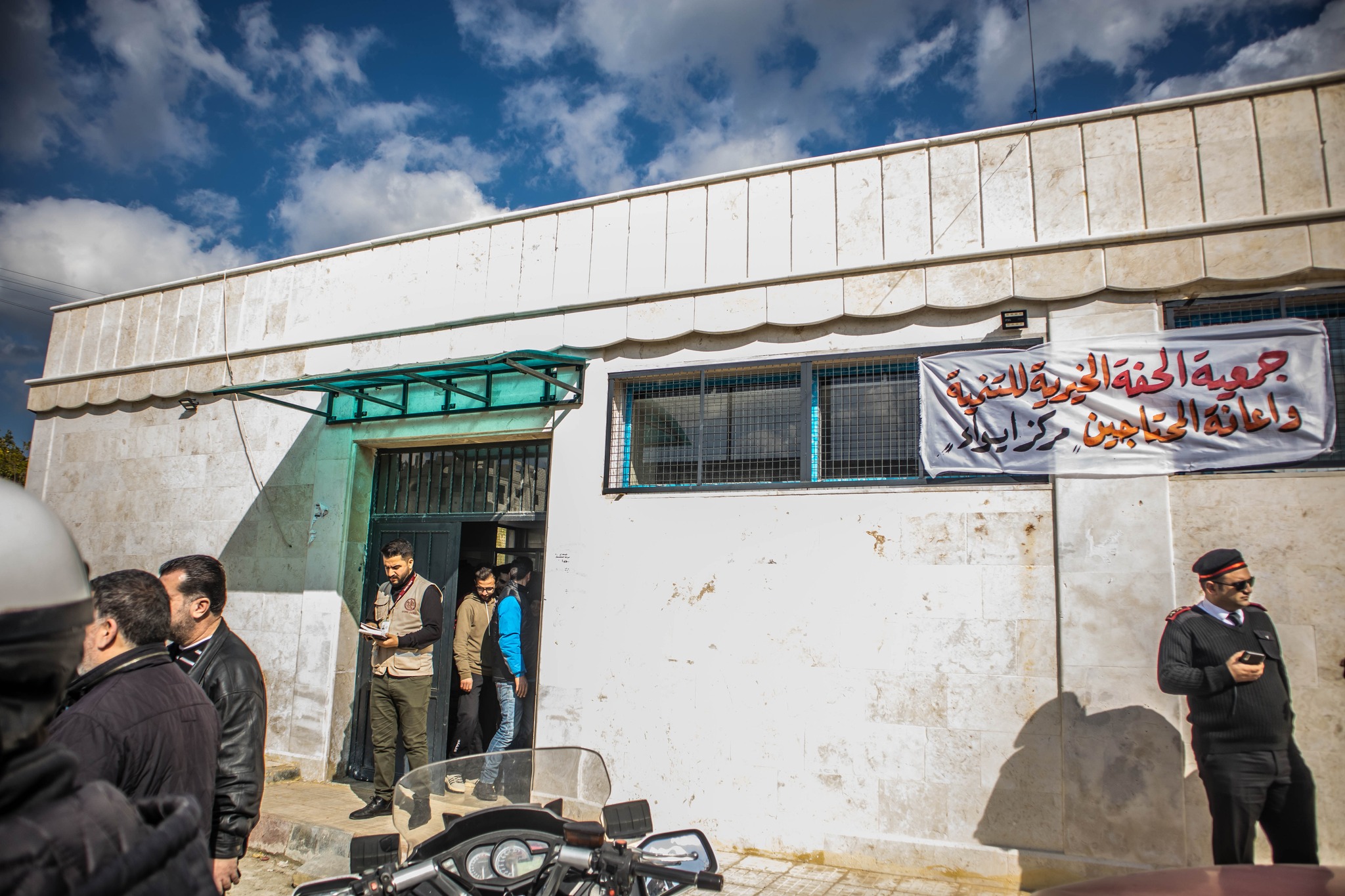 أثناء توزيع تبرعاتكم العينية في منطقة الحفة